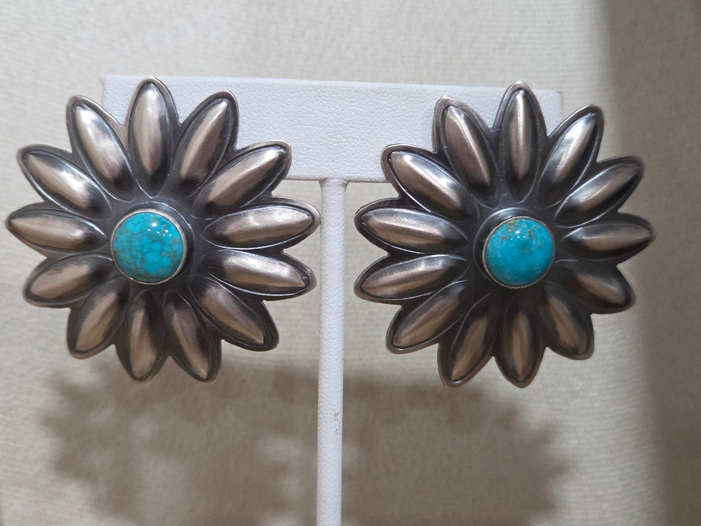Flower conchos