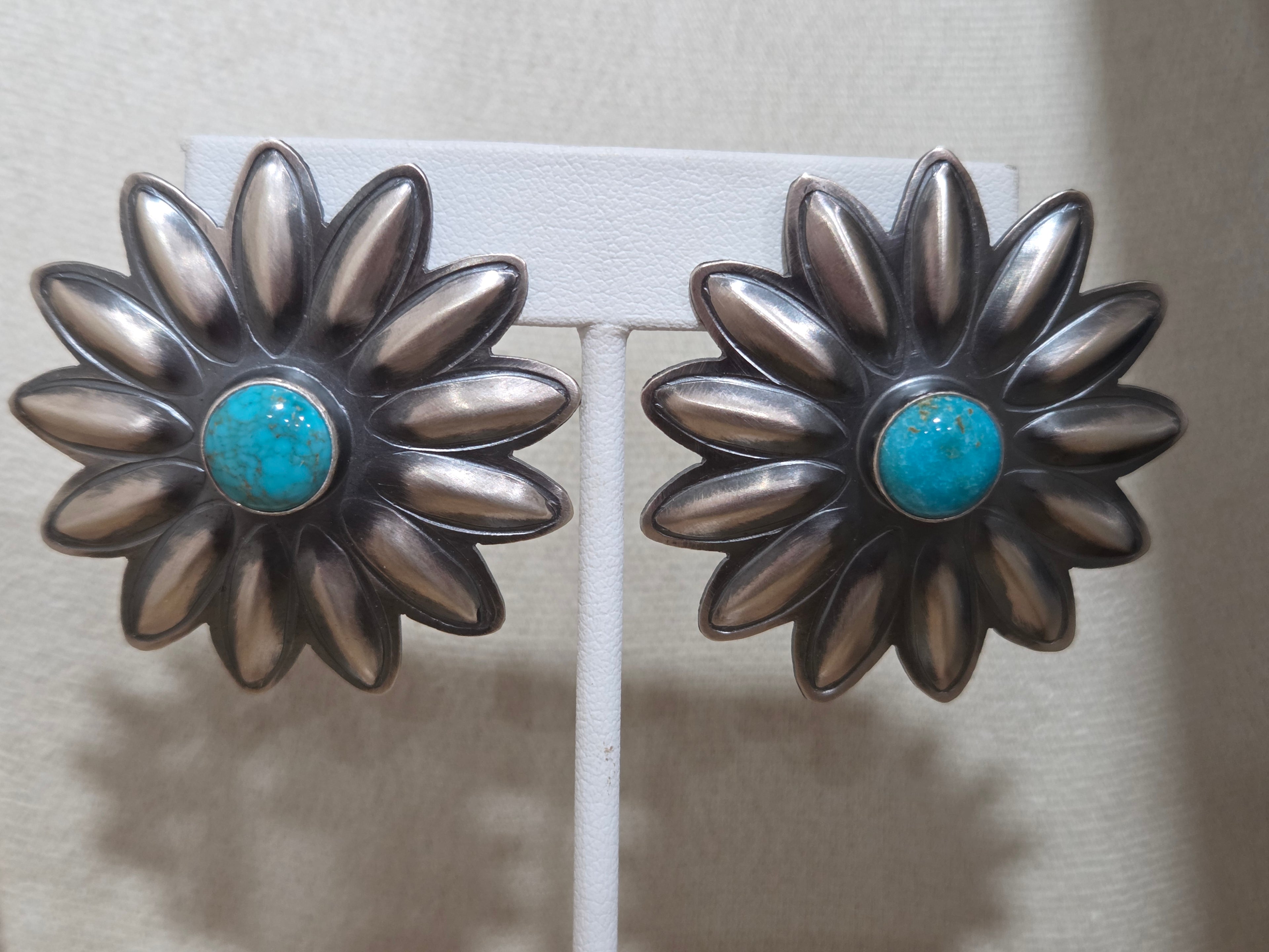 Flower conchos